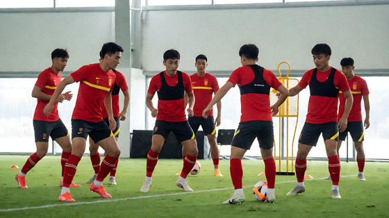 球队在日常训练中进行战术演练的场景